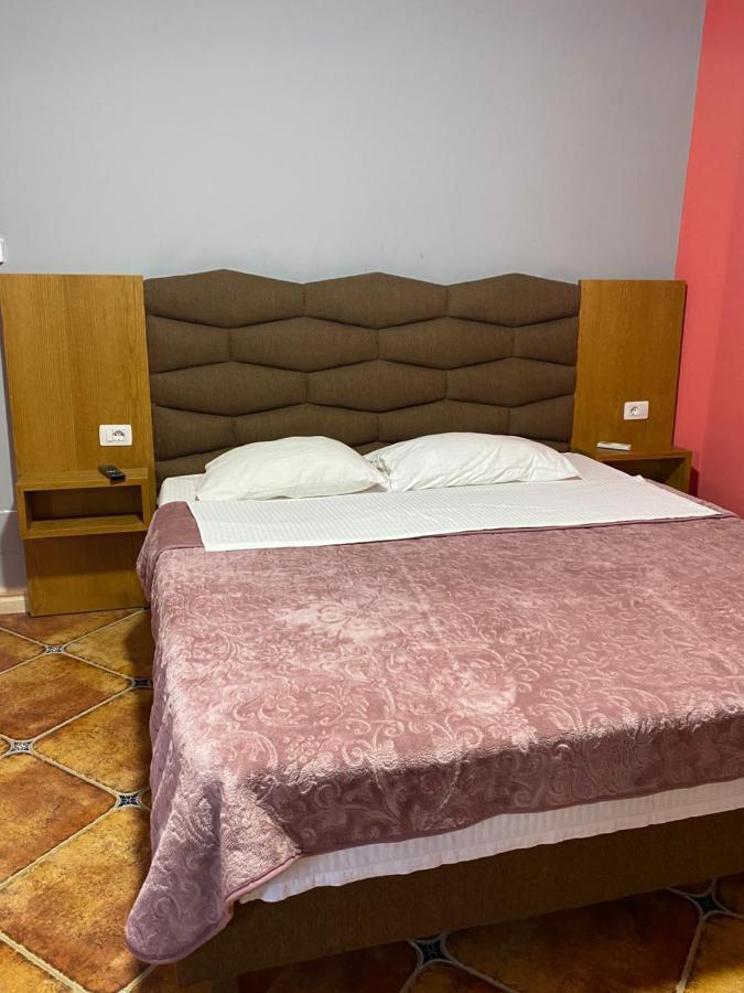 Pilo Lala Hotel Lushnjë Buitenkant foto