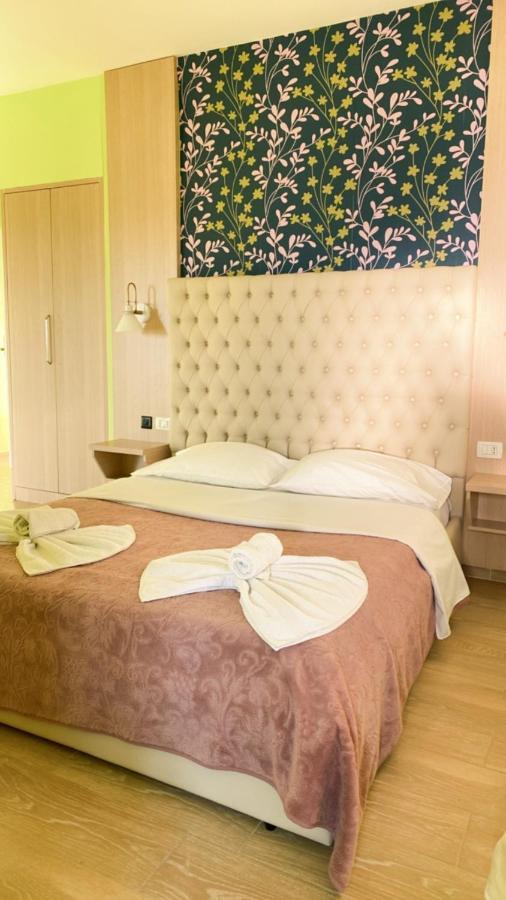 Pilo Lala Hotel Lushnjë Buitenkant foto